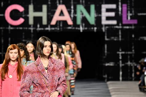 Le giacche Chanel Autunno Inverno 2022 2023 omaggiano un